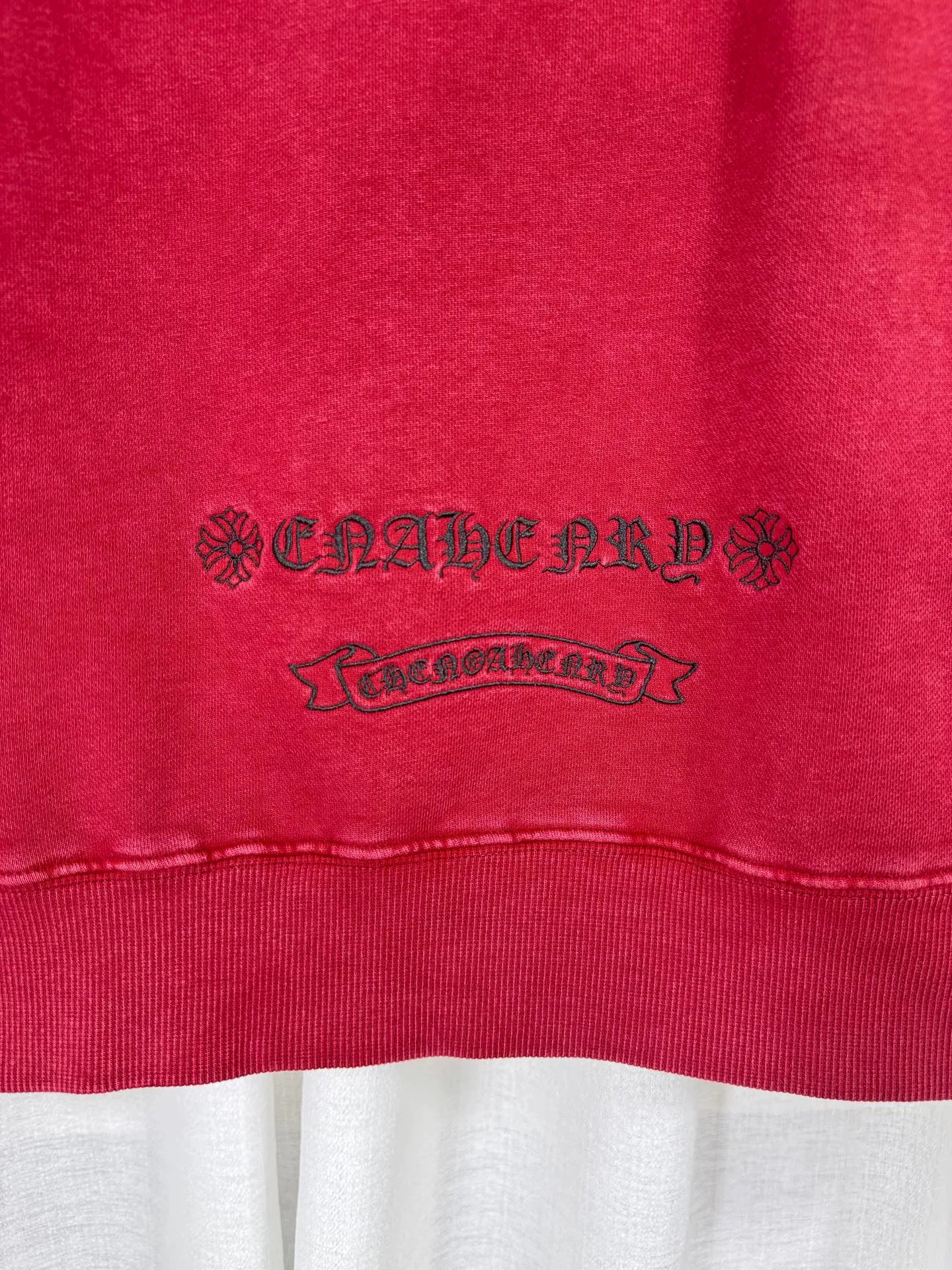 P310 top version, real shot without P, ​​different from market currency) 𝗖𝗵𝗿𝗼𝗺𝗲 𝗛𝗲𝗮𝗿𝘁𝘀/Cro Heart 2025 washed and burned flower patch embroidered autumn and winter new original single counter American style 3D three-dimensional couple casual hooded sweatshirt 👑The highest version! Customized fabric 480g tripe terry fabric! American acid-washed and distressed original fabric, laser burning + patch embroidery, exquisite embroidery of letters! The best-selling model in the counter, very comfortable to wear. Accessories: original molded and authenticated collar label➕100% silk wash label. Genuine purchase-grade original hangtag➕matching hanging rope➕3D hanging beads➕original packaging bag. Craftsmanship: The original version has consistent wiring! The highest version of the armhole matching technique! Color: Black Red Size: S M L XL Style No.: 9331